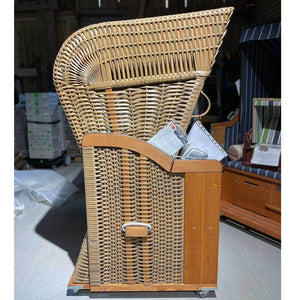 Universal Schutzhülle hellgrau für Strandkorb Profil Nr. 29, seitliche Ansicht eines geflochtenen Strandkorbs in Lagerhalle