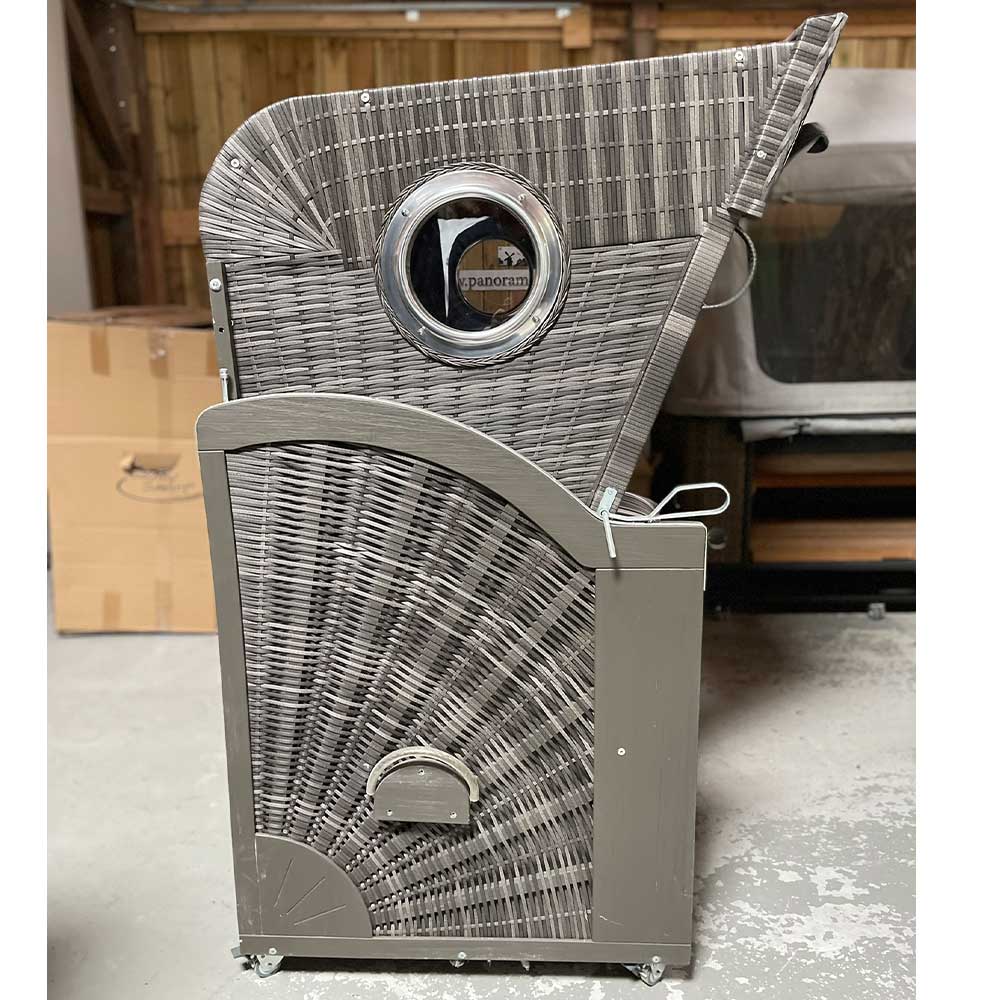 Seitliche Ansicht eines Strandkorbs aus grauem Geflecht in Garage, passend zur Universal Schutzhülle für Strandkorb-Profil Nr. 3