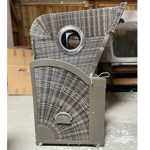 Seitliche Ansicht eines Strandkorbs aus grauem Geflecht in Garage, passend zur Universal Schutzhülle für Strandkorb-Profil Nr. 3