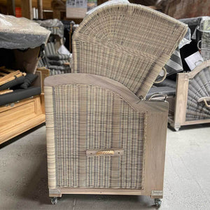 Universal Schutzhaube hellgrau ganzjahres für abgebildetes Strandkorb-Profil Nr. 1 auf montiertem Strandkorb im Lager