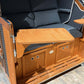 Detailansicht vom Strandkorb Sonnenpartner Modell Classic mit Holzoberfläche und abnehmbaren Tisch.