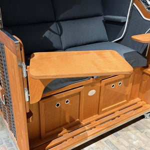 Detailansicht vom Strandkorb Sonnenpartner Modell Classic mit Holzoberfläche und abnehmbaren Tisch.