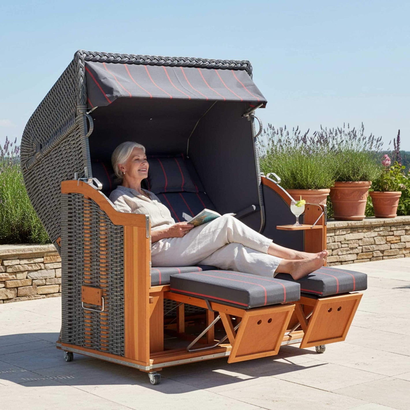 Strandkorb Classic 2XL-Sitzer Onix, Holz natur, Dessin 190 rot anthrazit. Komfortabler Sitzbereich im Freien.