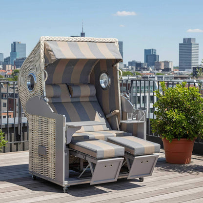 Strandkorb Classic 2-Sitzer antik-weiß mit vintage Optik und komfortablen Polstern auf einer Dachterrasse.