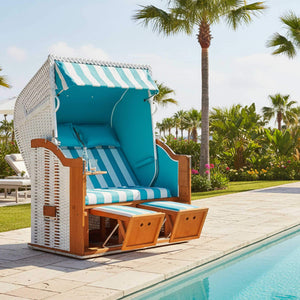 Strandkorb Sonnenpartner Modell Classic 2-Sitzer in türkis mit weißem Geflecht am Pool, ideal für angenehme Entspannung.