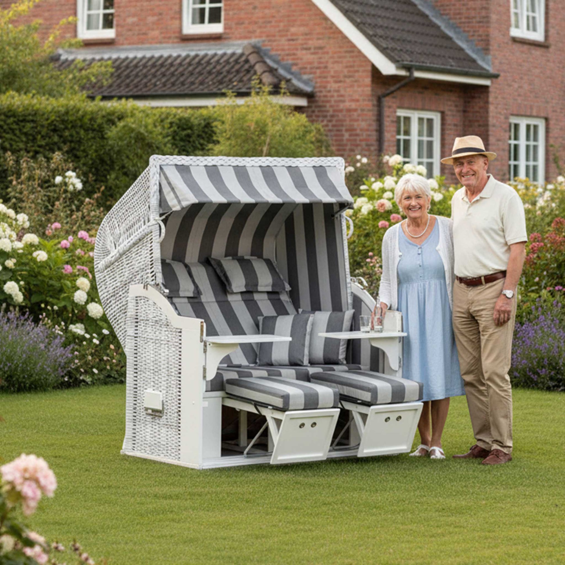 Strandkorb Classic 2XL-Sitzer white-washed im Garten mit alten Paar, elegantes Design und komfortable Sitzhöhe.