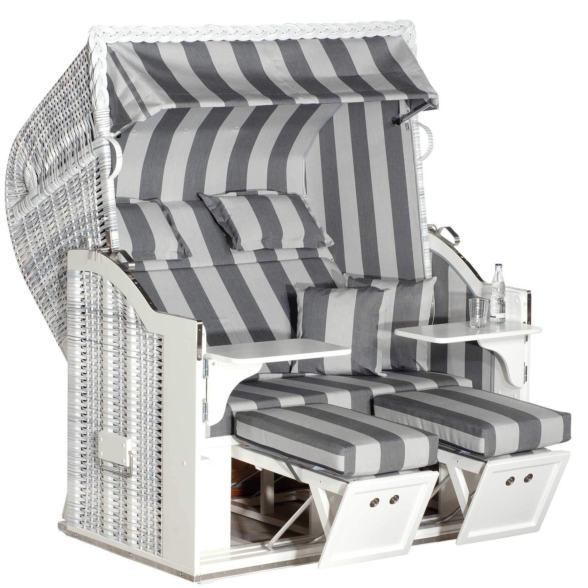 Strandkorb Classic 2XL-Sitzer white-washed mit grau-weißem Streifenmuster und bequemen Liegeflächen.