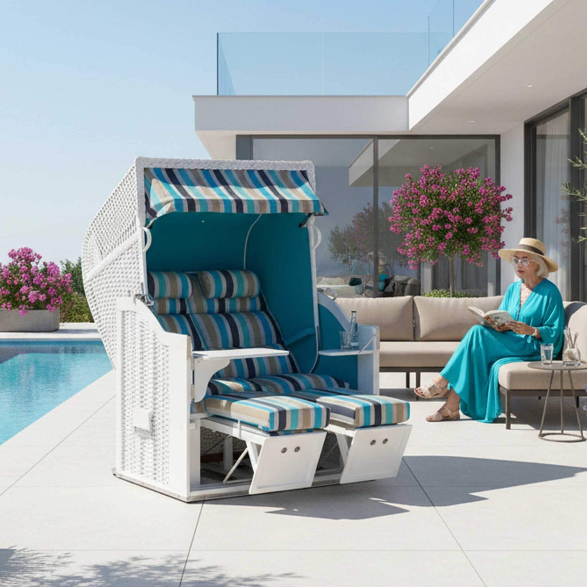 Strandkorb Classic 2-Sitzer Weiß Ocean Sonnenpartner Dessin 717 türkis, komfortabler Strandkorb am Pool mit Frau, die liest.