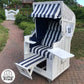 Strandkorb Sonnenpartner Classic 8061 in weiss mit blau-weiß gestreiftem Azur Innenstoff, Nackenrollen und Fussstütze im Gartenweg
