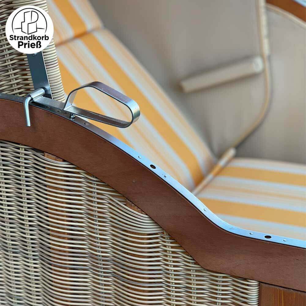 Detailansicht vom Strandkorb Sonnenpartner Modell Classic mit Holz lasiert und gelb gestreiften Kissen.