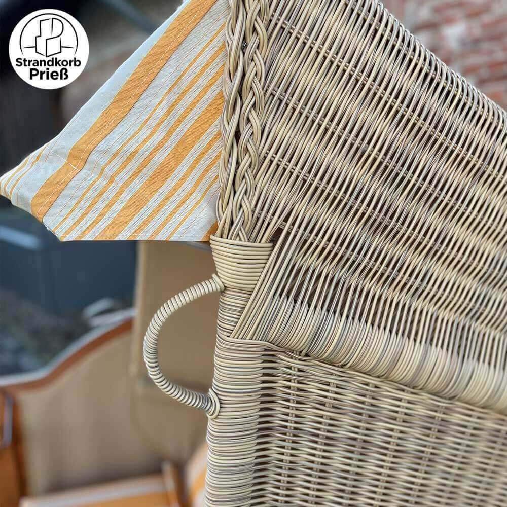 Strandkorb Sonnenpartner Modell Classic PE Rundgeflecht mit gelb gestreiftem Stoff und Holz lasiert.
