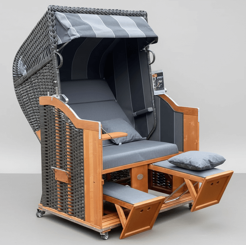 Strandkorb Sonnenpartner Classic aus anthrazit Geflecht mit grauem Dessin, Holz lasiert, inklusive Kissen, Klapptischen und Fahrrollen