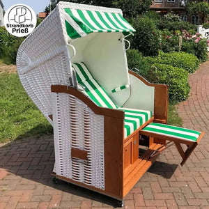 Strandkorb im stilvollen weißen Geflecht mit grün-weißen Streifen und Holzuntergestell, inklusive Fußstützenverstellung.