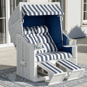 Strandkorb Classic weißes Geflecht mit blau weiß gestreiftem Azur Dessin, Nackenrollen und Fußstützen auf Terrasse, Modell 8061 Sonnenpartner