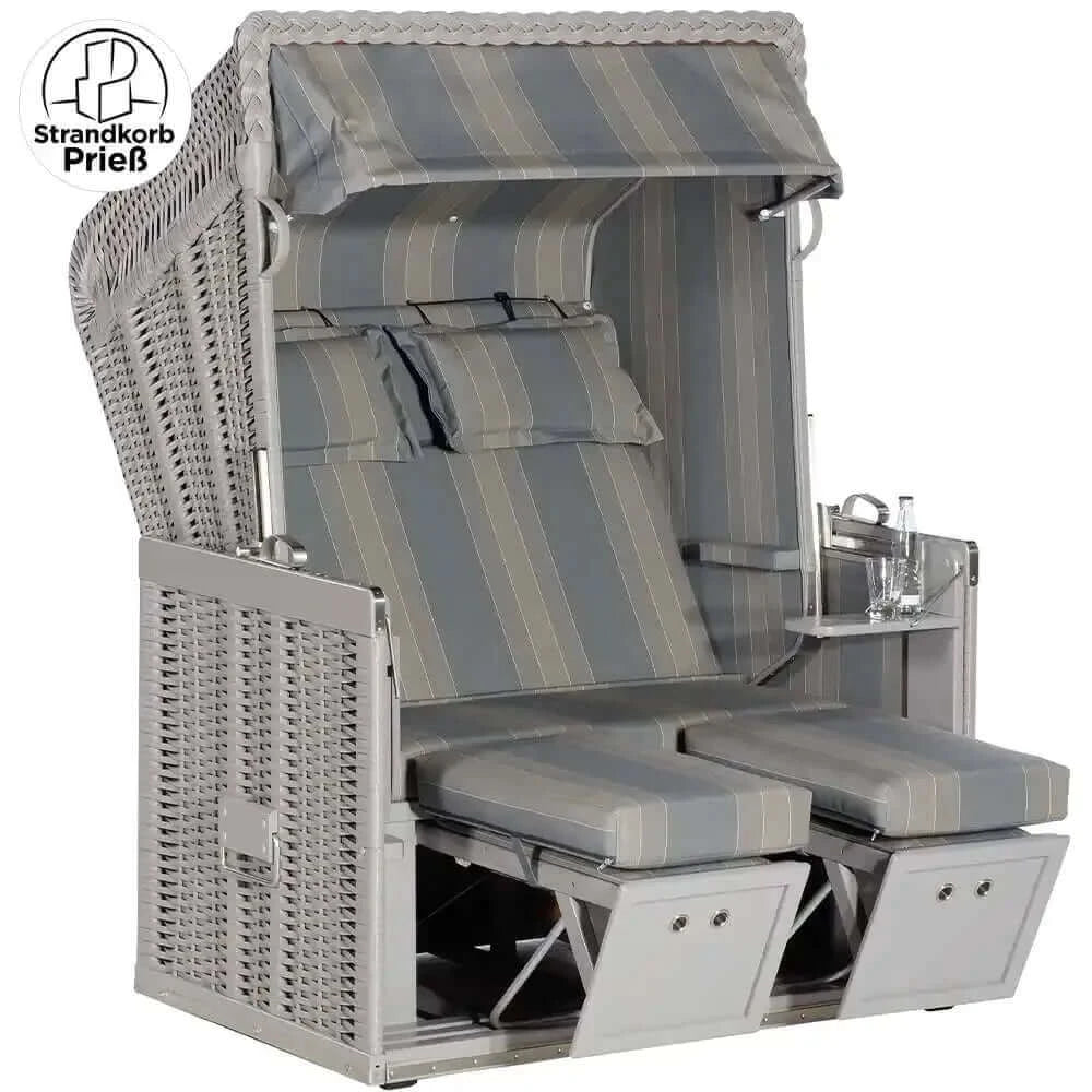 Strandkorb Sonnenpartner Modell Konsul in taupe mit grau gestreiften Kissen, ideal für entspanntes Sitzen am Strand.