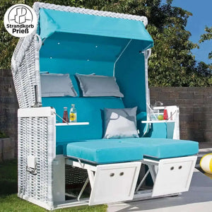 Strandkorb Sonnenpartner Modell Konsul Holz weiss mit türkis Dessin, komfortable Liegemöglichkeiten und Nackenkissen.