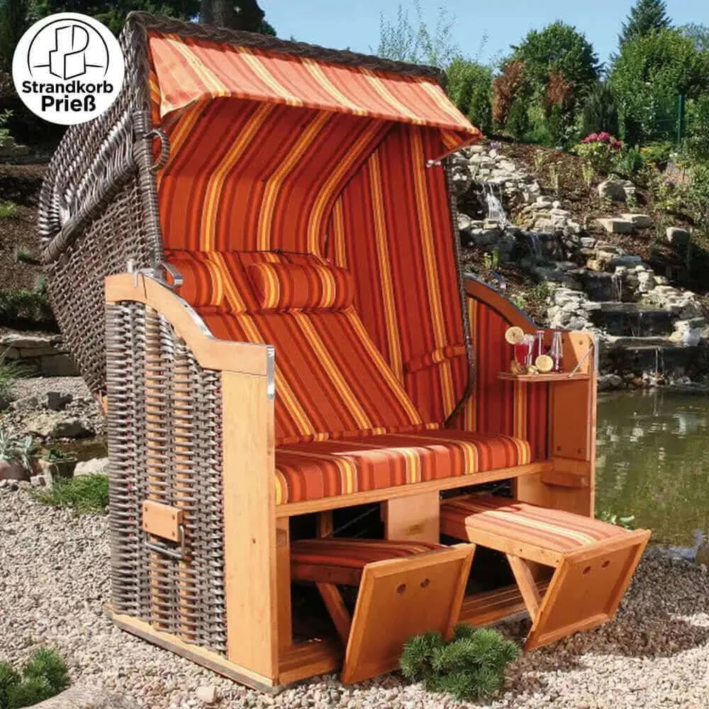 Strandkorb Sonnenpartner Classic PE Geflecht cappuccino mit orange Dessin 138, Holz lasiert, am Gartenteich mit ausgezogener Fußstütze