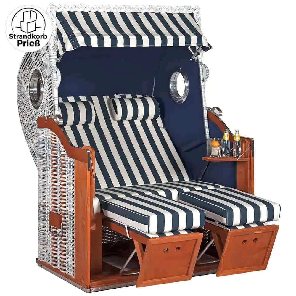 Strandkorb Sonnenpartner Classic 8100 white washed mit blau-weiß gestreiften Polstern und verstellbaren Fußstützen