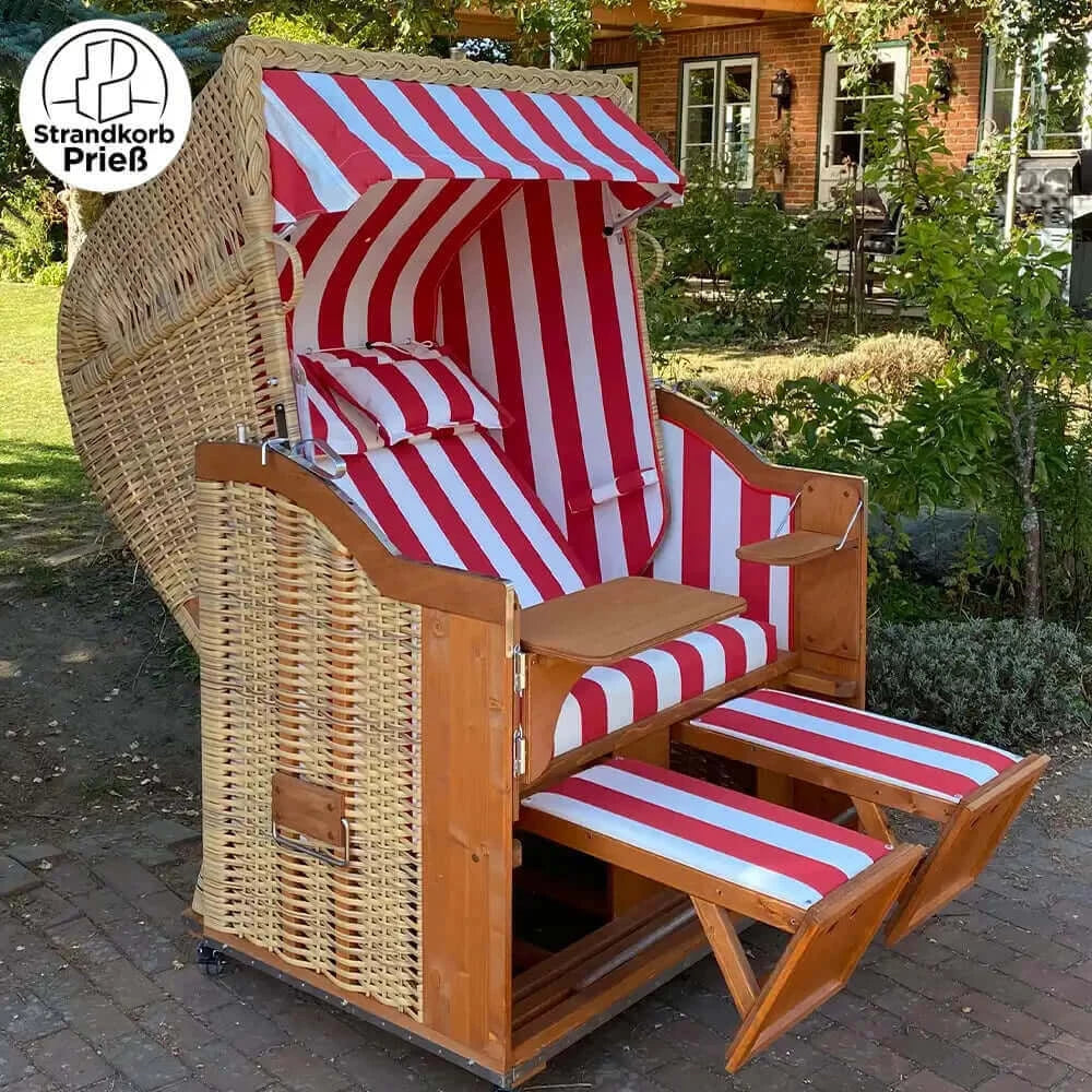 Strandkorb Sonnenpartner Modell Classic aus Holz mit PE Geflecht Naturoptik und rot weiß gestreiftem Dessin 30 im Garten