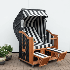 Strandkorb Sonnenpartner Classic 8046 schwarz mit Holzgestell, Dessin 93, Fahrrollen, Klapptischen und verstellbaren Fußstützen im Garten