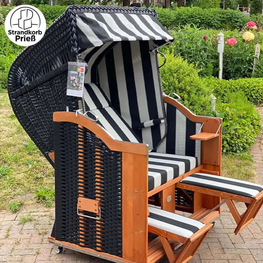 Strandkorb Sonnenpartner Classic schwarz mit Holz, Dessin 93, Fahrrollen, Klapptischen und verstellbaren Fußstützen im Garten