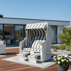 Strandkorb Sonnenpartner Classic weiß mit Dessin 70 auf moderner Terrasse vor Designhaus bei Sonnenschein