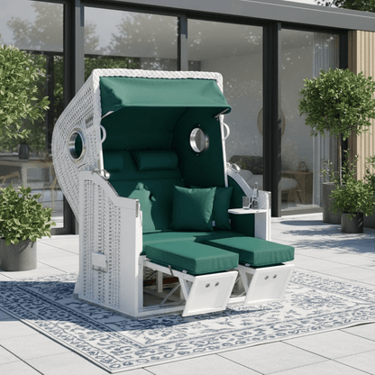 Strandkorb Sonnenpartner Classic weißes Geflecht mit moosgrünen Polstern auf Terrasse vor moderner Glasfassade