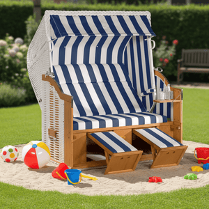 Strandkorb Classic weißes Geflecht blau weiß gestreift auf Sandfläche im Garten mit Spielzeug, Modell 8015 Sonnenpartner