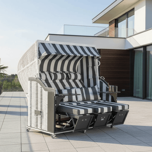 Strandkorb Sonnenpartner Classic weißes Geflecht schwarzes Holz Dessin 93 mit Rollen und Nackenrollen auf moderner Terrasse