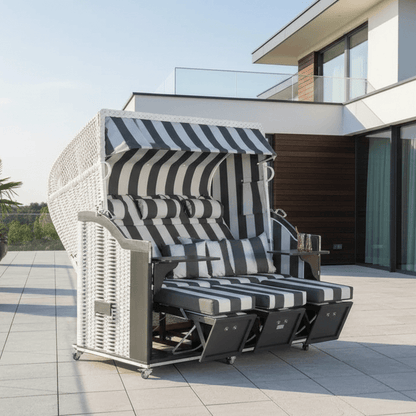 Strandkorb Sonnenpartner Classic weißes Geflecht schwarzes Holz Dessin 93 mit Rollen und Nackenrollen auf moderner Terrasse
