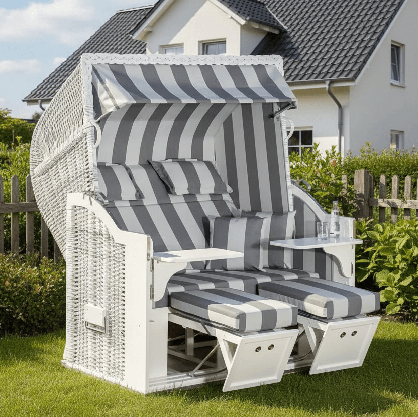 Strandkorb Sonnenpartner Classic 8106 white-washed PE-Geflecht mit grau-weißem Dessin 121, verstellbar, 2-Sitzer im Garten vor Haus