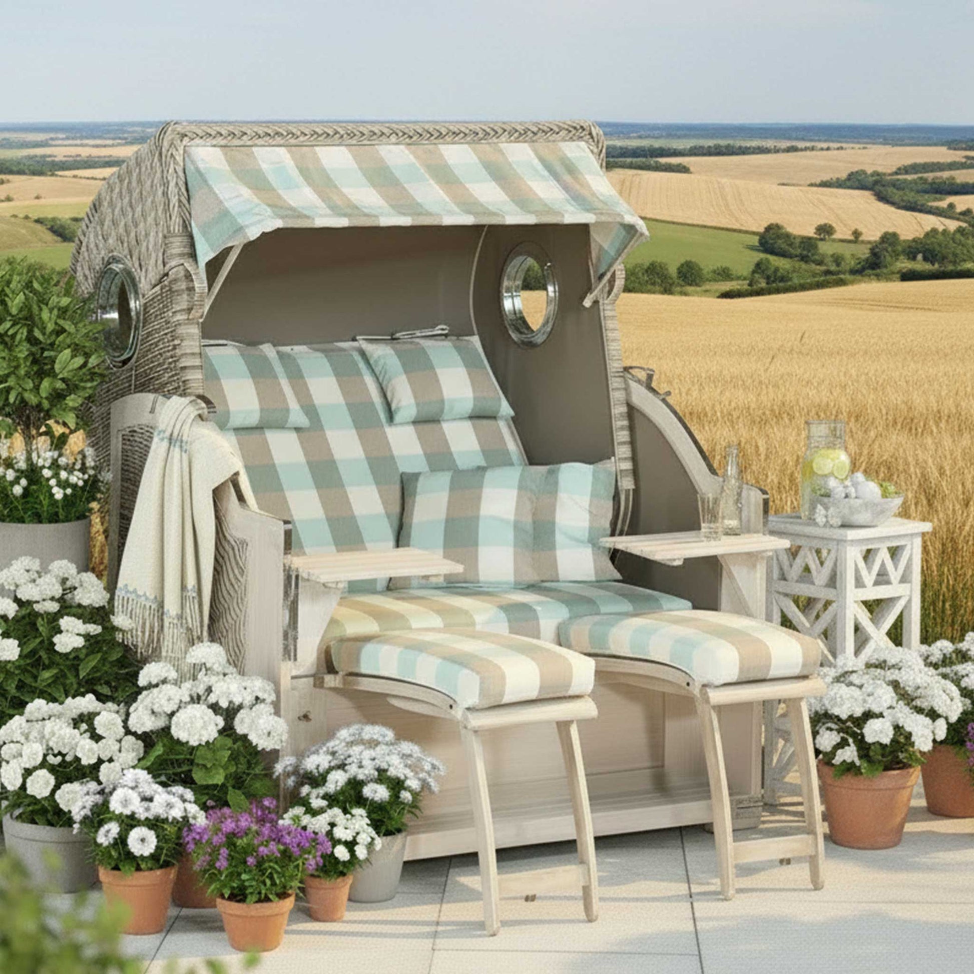 Strandkorb SunnySmart Rustikal 500 Plus Comfort mit Bullaugen in schöner Gartenlandschaft, ideal für Entspannung.