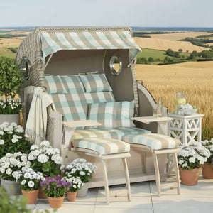 Strandkorb SunnySmart Rustikal 500 Plus Comfort mit Bullaugen in schöner Gartenlandschaft, ideal für Entspannung.