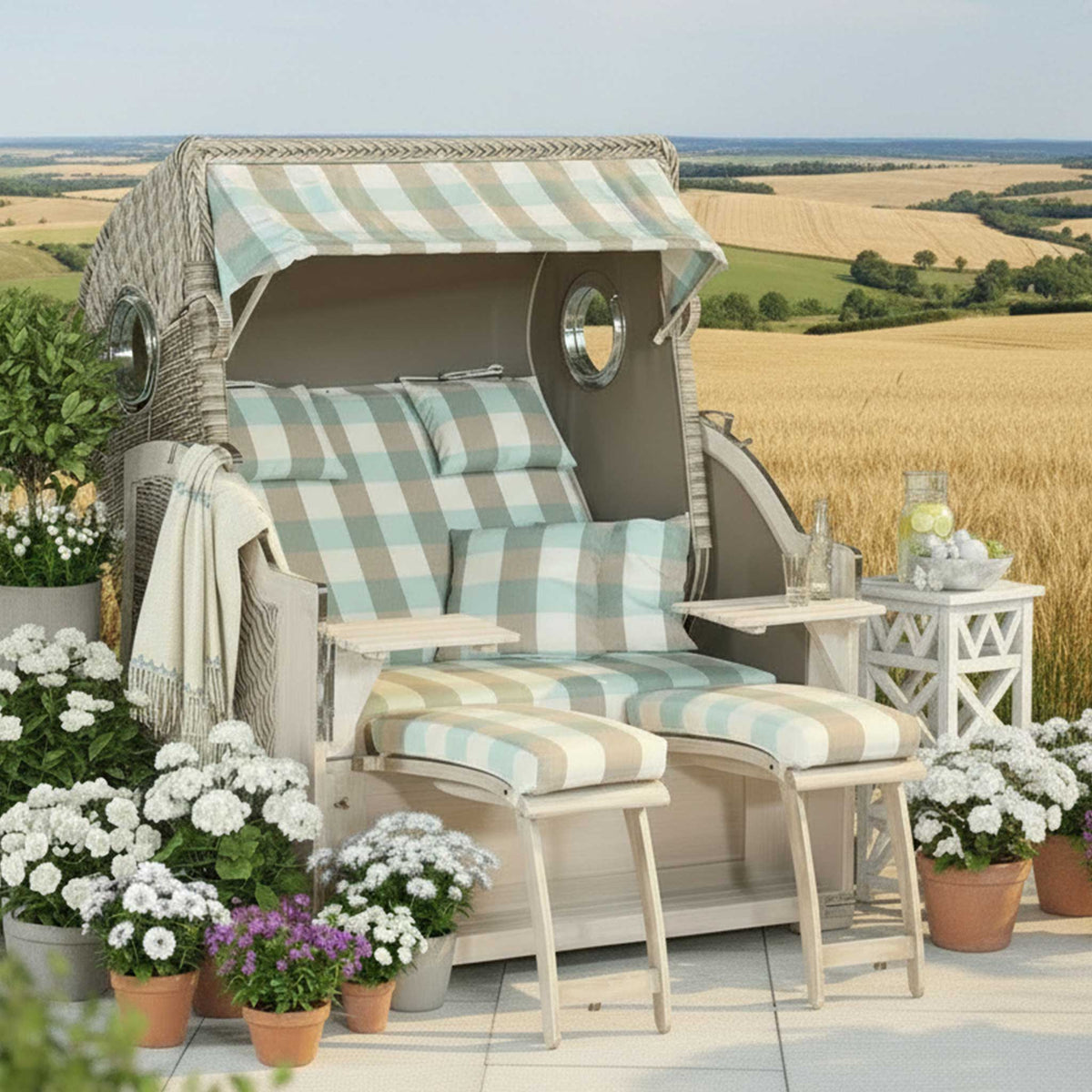 Strandkorb SunnySmart Rustikal 500 Plus Comfort mit Bullaugen in schöner Gartenlandschaft, ideal für Entspannung.