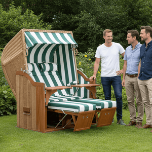 Strandkorb Sonnenpartner Classic Teak PE Rundgeflecht Hyazinthoptik grün weiss mit Extras im Garten, drei Männer betrachten den Strandkorb