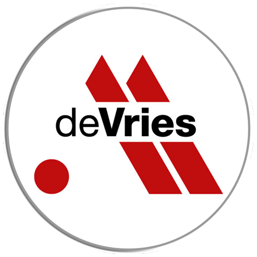 Logo vom Strandkorbhersteller deVries  Rechts zwei rote Backshlash Balken und links unten einem roten Punkt. Die Streifen sind halbiert und der Schriftzug deVries ist mittig zu sehen 