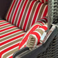 Strandkorb Kiel 255 Plus mit gestreiften Kissen in Rot und Beige, ideal für den Außenbereich.