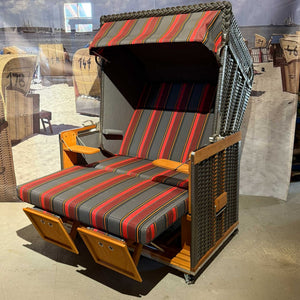 Strandkorb Sonnenpartner Konsul anthrazit mit rot-anthrazitem Dessin 189, 2-Sitzer Halblieger mit Fußkissen und Holzarmlehnen