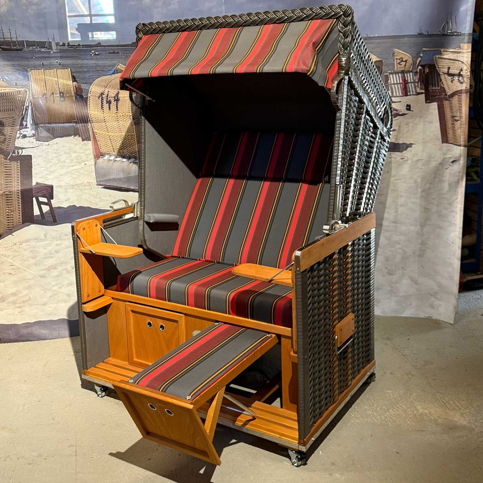 Strandkorb Sonnenpartner Modell Konsul PVC anthrazit mit rot-anthrazitem Dessin 189, 2-Sitzer Halbliegemodell mit Fußkissen