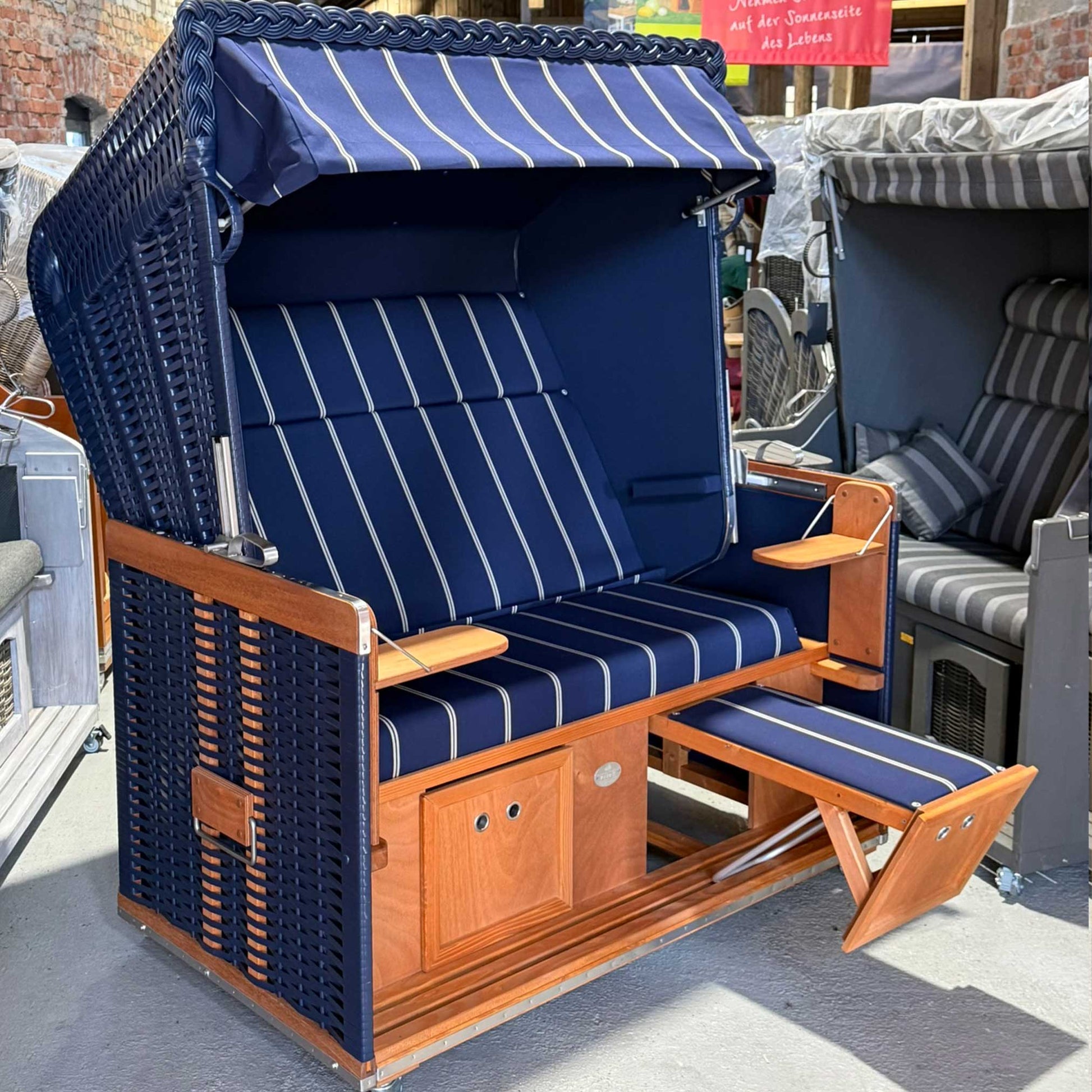 Strandkorb Sonnenpartner Konsul XL blau mit Holzgestell und Fußstütze, Strandkorb Nordsee 2,5-Sitzer Dessin blau weiß 27