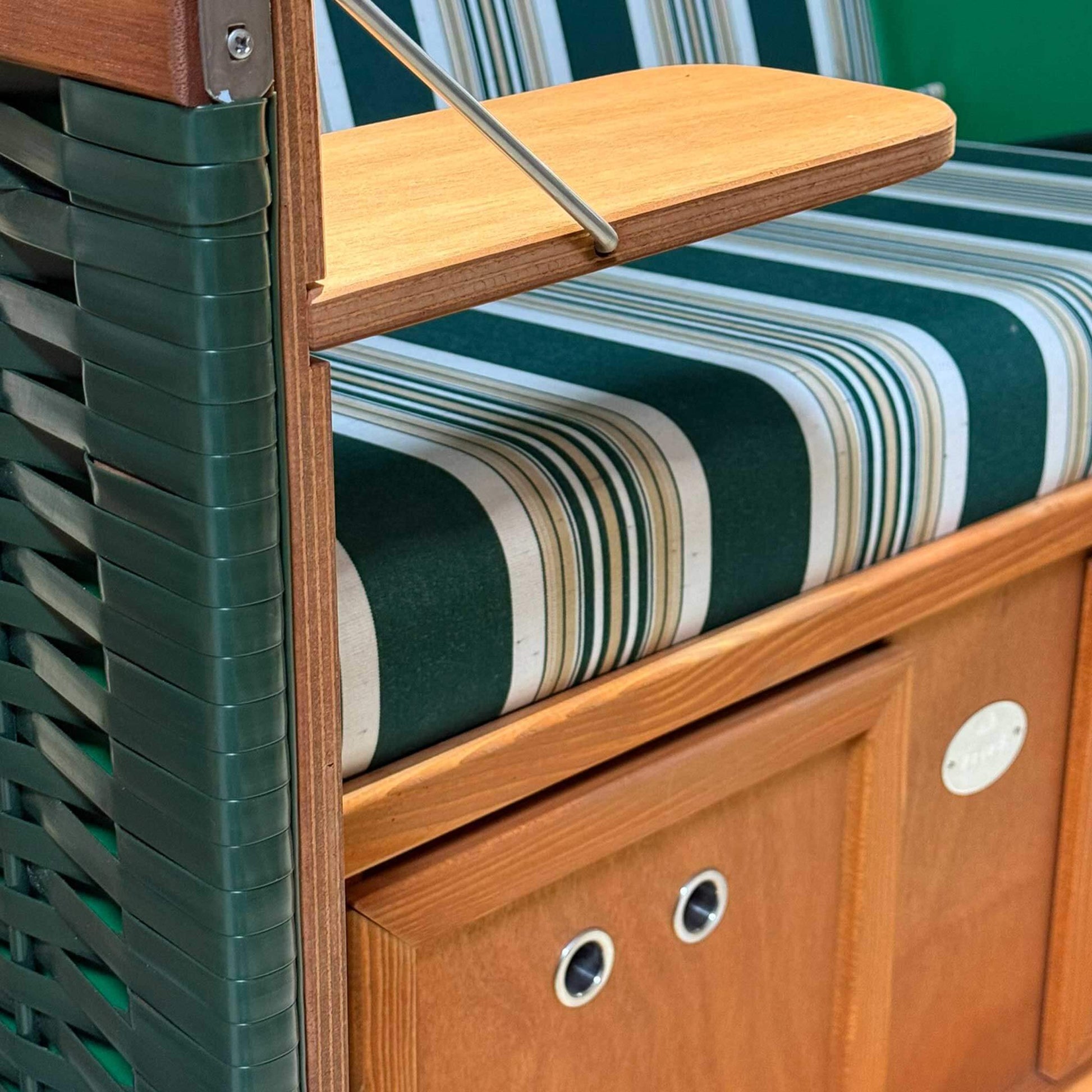 Detailansicht des Strandkorb Sonnenpartner Modell Konsul in grün mit Holz, elegantes Design und hochwertige Polsterung.