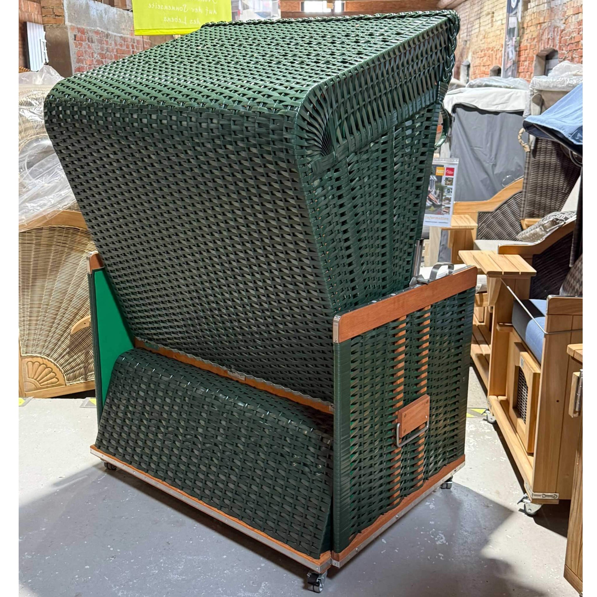 Strandkorb Sonnenpartner Modell Konsul in grün, Holz lasiert, ideal für entspannende Stunden im Freien.