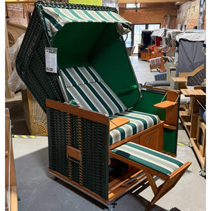 Strandkorb Sonnenpartner Modell Konsul in grün mit Holz lasiert, komfortabel und stilvoll für den Garten.