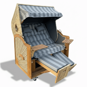 Strandkorb Prieß Modell Meister aus Iroko Holz mit PE Geflecht naturoptik und grau gestreiftem Stoffdessin