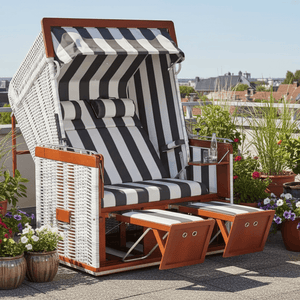 Strandkorb Sonnenpartner Präsident mahagoni white-washed mit Nackenrollen und Fußstützen auf Terrasse, Dessin 93 anthrazit weiß gestreift
