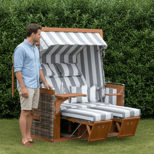Strandkorb Sonnenpartner Präsident Teak Cappuccinooptik grau weiss Dessin 121 im Garten mit Mann daneben