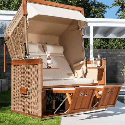 Strandkorb Sonnenpartner Modell Präsident Teak Hyazinthoptik Dessin 31 beige mit Nackenrollen auf Terrasse am Pool