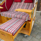 Strandkorb Prieß rot mit gestreiften Kissen und Holzelementen, ideal für Garten oder Terrasse.