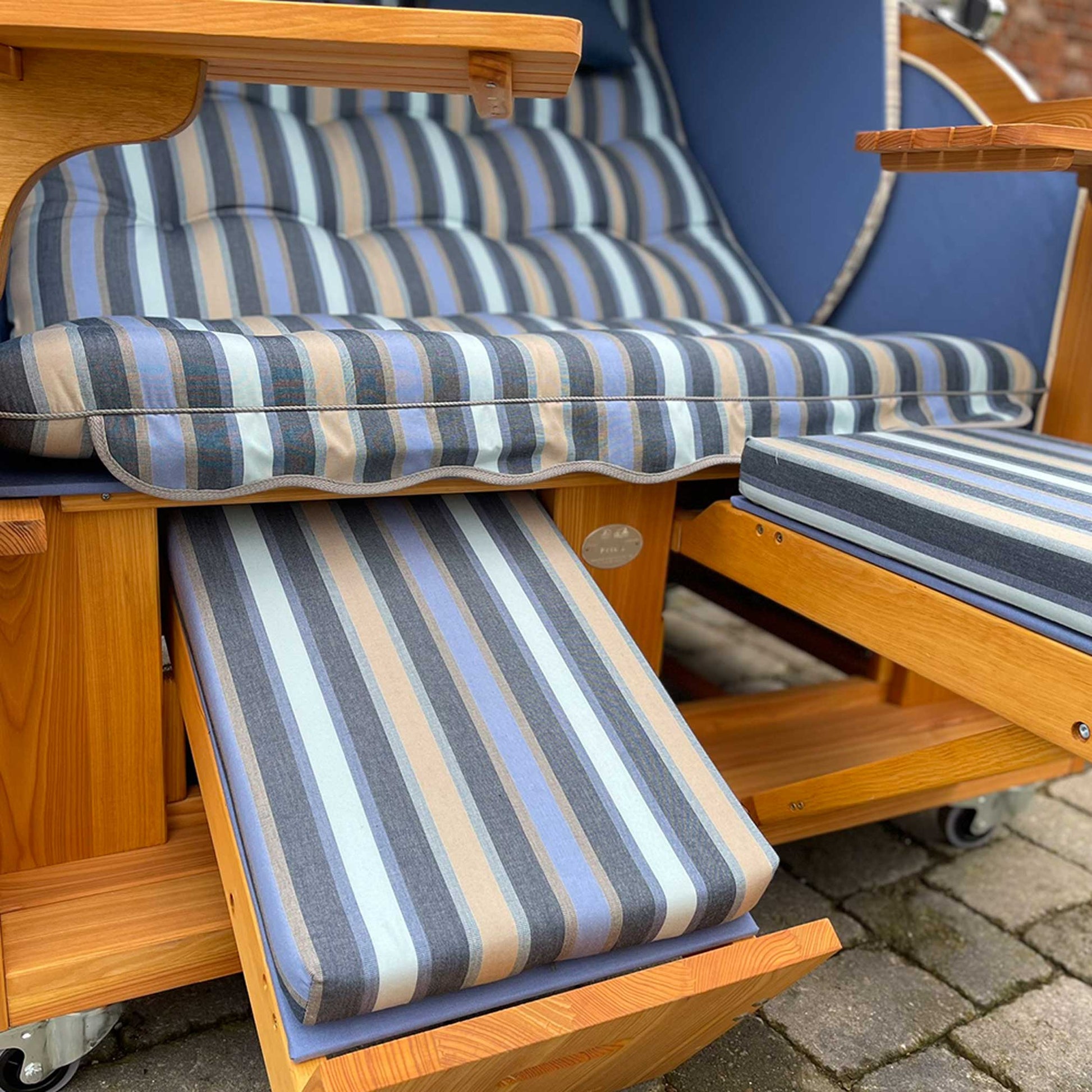 Strandkorb Prieß Modell Meister mit gestreiftem Polster in blau, creme und taupe, hochwertige Komfortmerkmale.