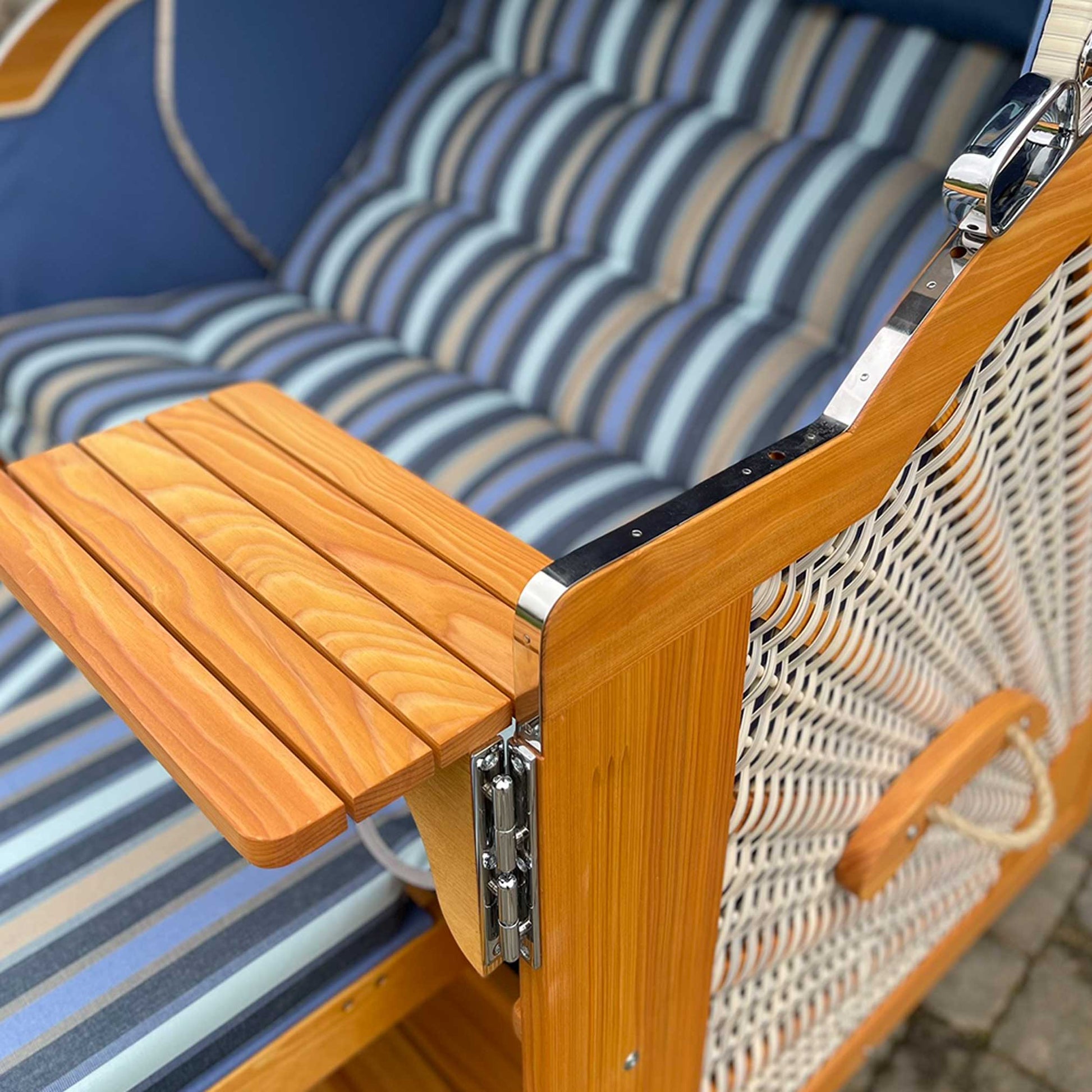 Strandkorb Prieß Modell Meister aus Lärche mit taupe PE Geflecht, hellblau-blau-creme Dessin, 135 cm Detailansicht.